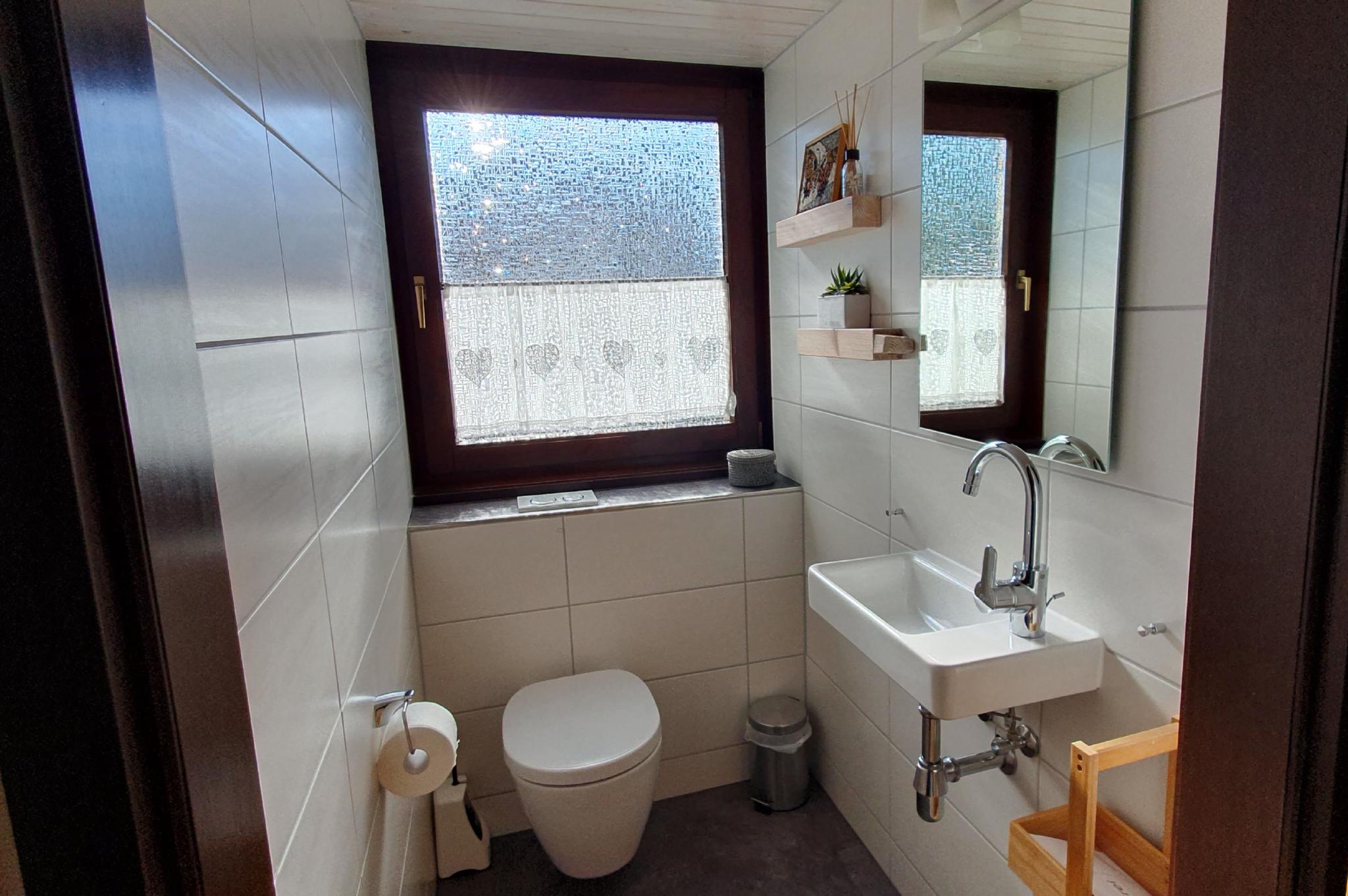 Zweite Toilette (Mitte hinten) und Waschtisch rechts