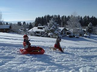 Zwei KInder beim Rodeln