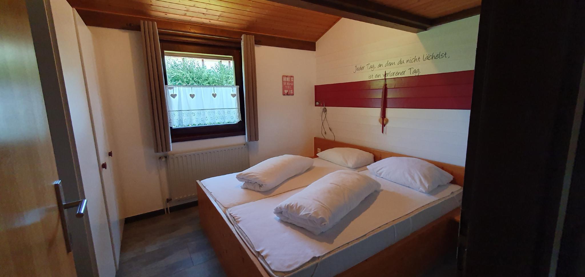 Schlafzimmer mit Doppelbett