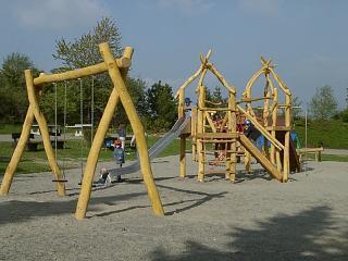 Schaukeln und Klettergerüst auf dem Spielplatz